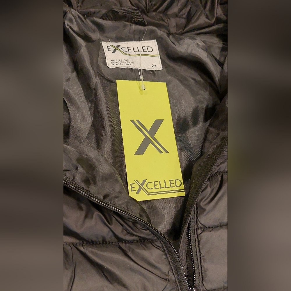 Sleek Black Hooded Puffer Jacket - Picture 7 of 7